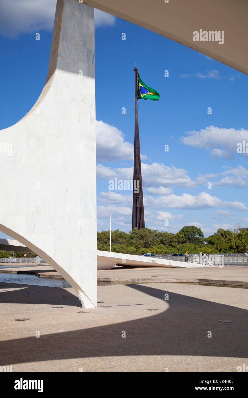 Planalto Palace e la bandiera brasiliana, Brasilia, del Distretto Federale, Brasile Foto Stock