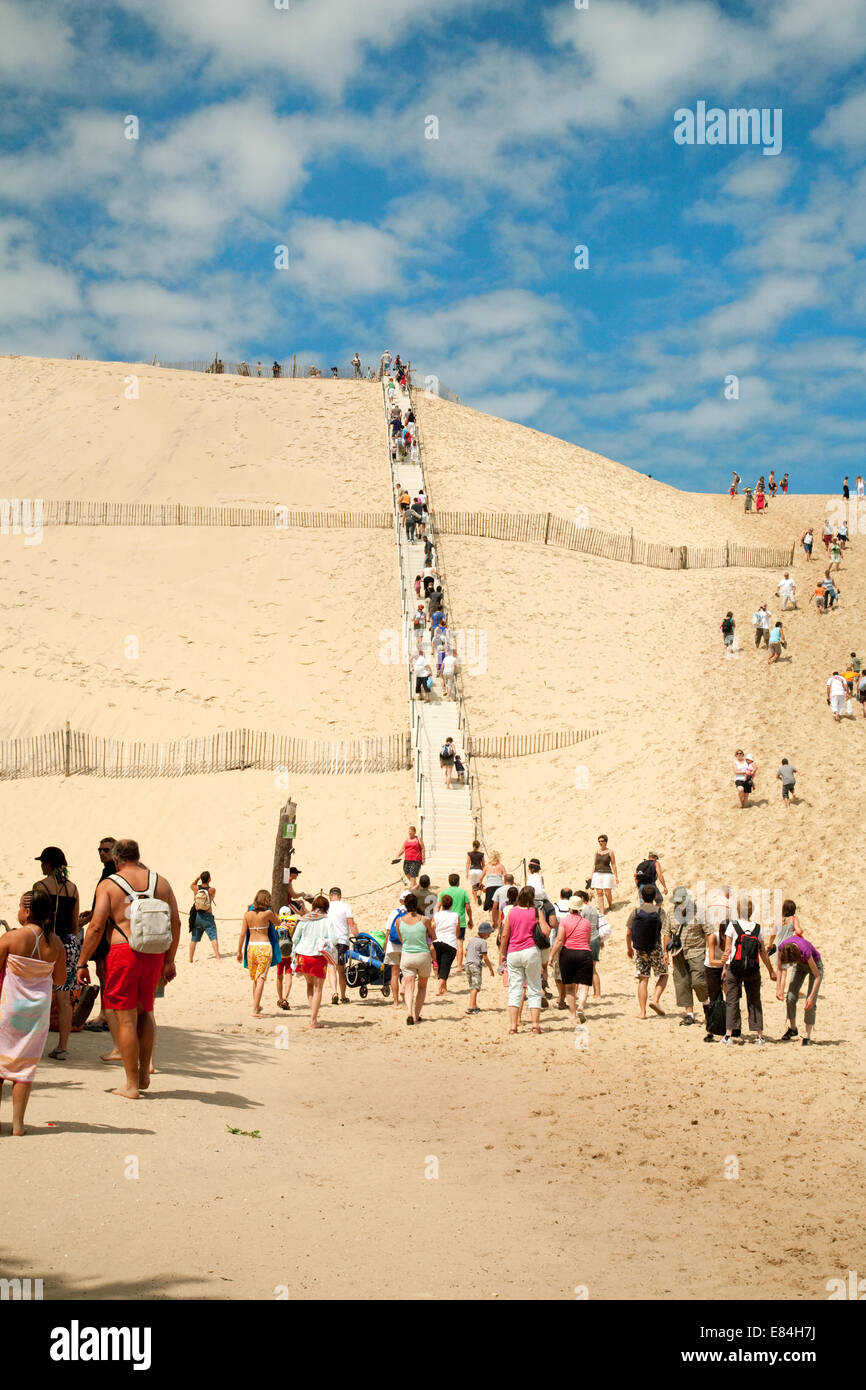 Persone che salgono sulle Dune du Pilat, Aquitaine, Francia Foto Stock