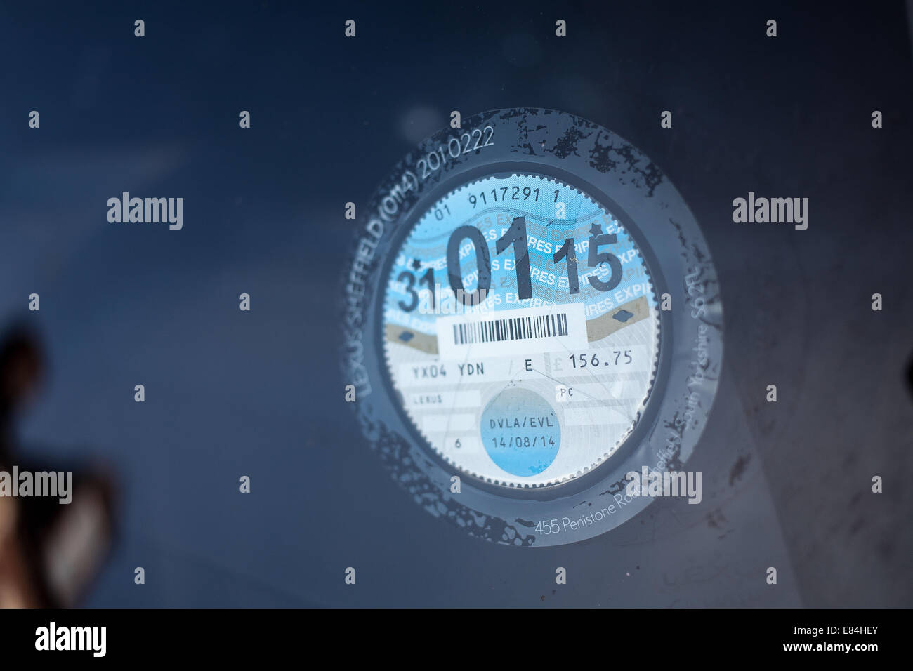 Il disco fiscale, che è stato introdotto per la prima volta nel 1921, cesserà di esistere in forma cartacea dal 1 ottobre con un nuovo sistema elettronico di essere messo al suo posto. Sotto le nuove norme annunciate nella dichiarazione d'autunno dello scorso anno, gli automobilisti avranno ora a registrare la propria auto online per pagare il veicolo Accisa, altrimenti noto come tassa di circolazione. Questo può essere fatto tramite addebito diretto sul conducente e veicolo Agenzia di licenze (DVLA) sito o presso un ufficio postale succursale. Foto Stock