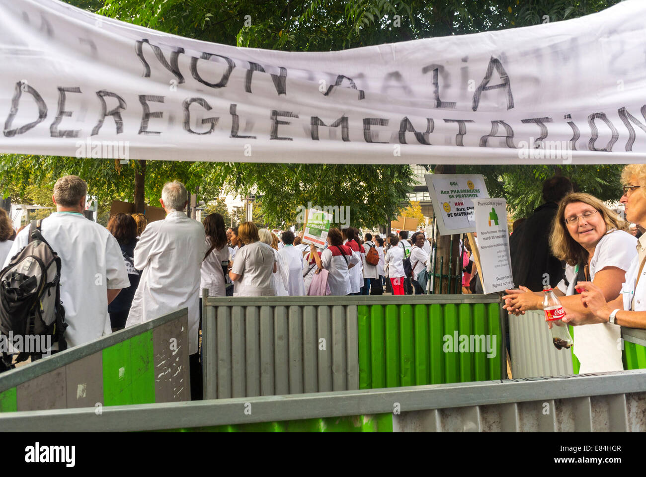 Parigi, Francia, manifestazione pubblica, Francese farmacisti protestando governative legge di deregolamentazione, Outdoor Rally, protesta Banner 'No alla de-REGOLAMENTO" Foto Stock