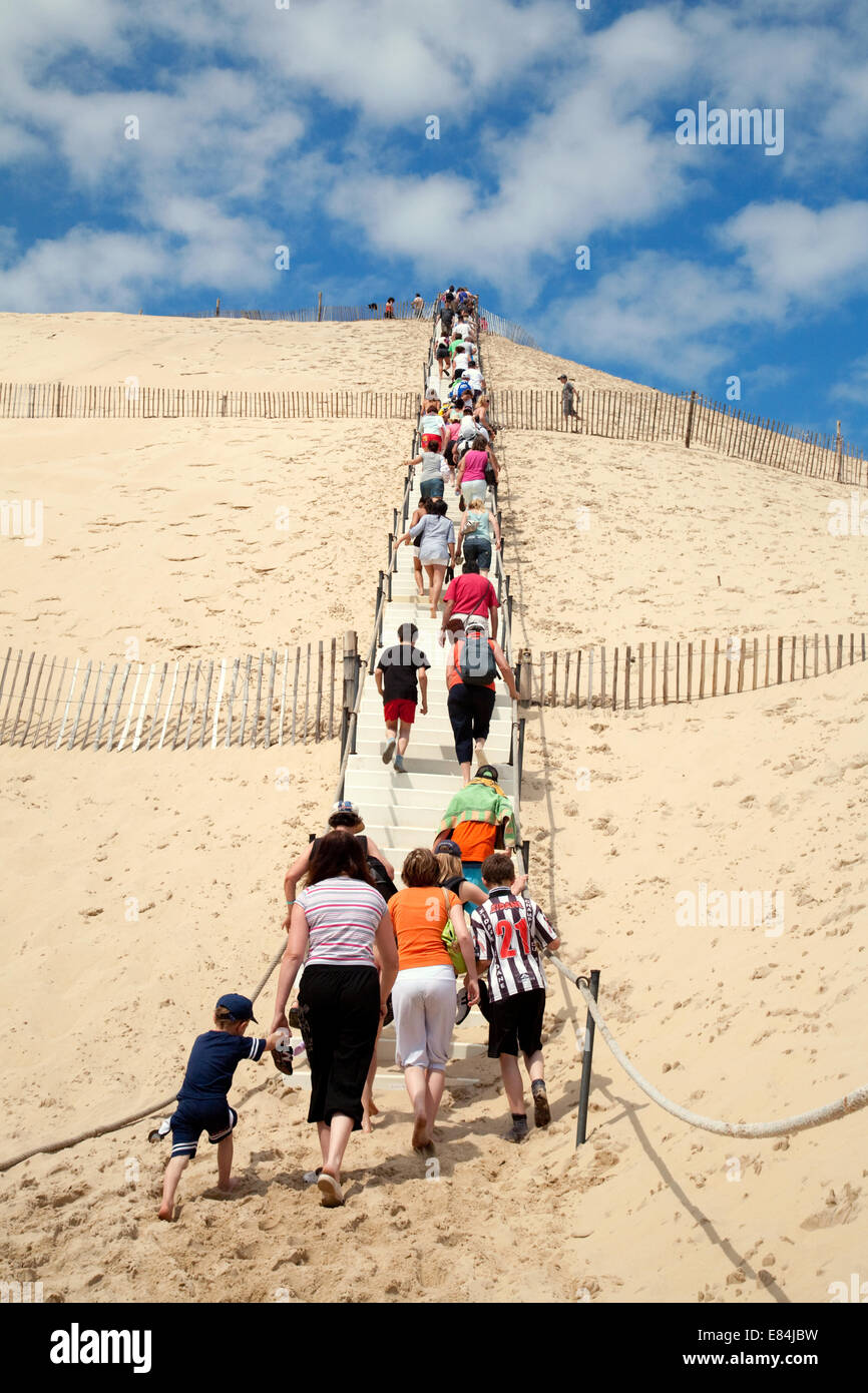 Persone che salgono la Dune du Pilat, Aquitaine, Francia Europa Foto Stock