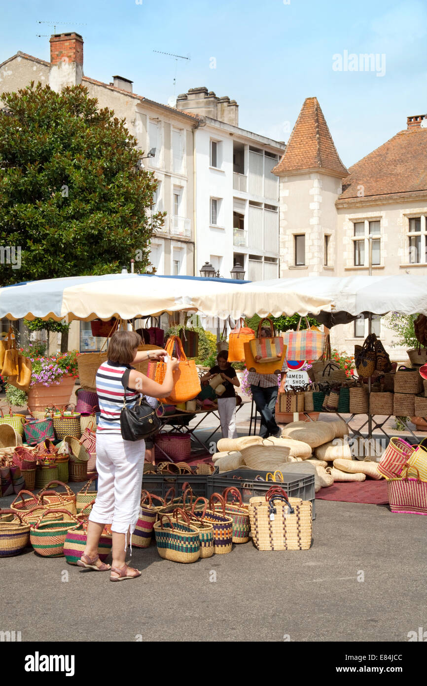 Un turista shopping in un mercato in stallo, Nerac town e Lot et Garonne valley, Aquitaine Francia Europa Foto Stock