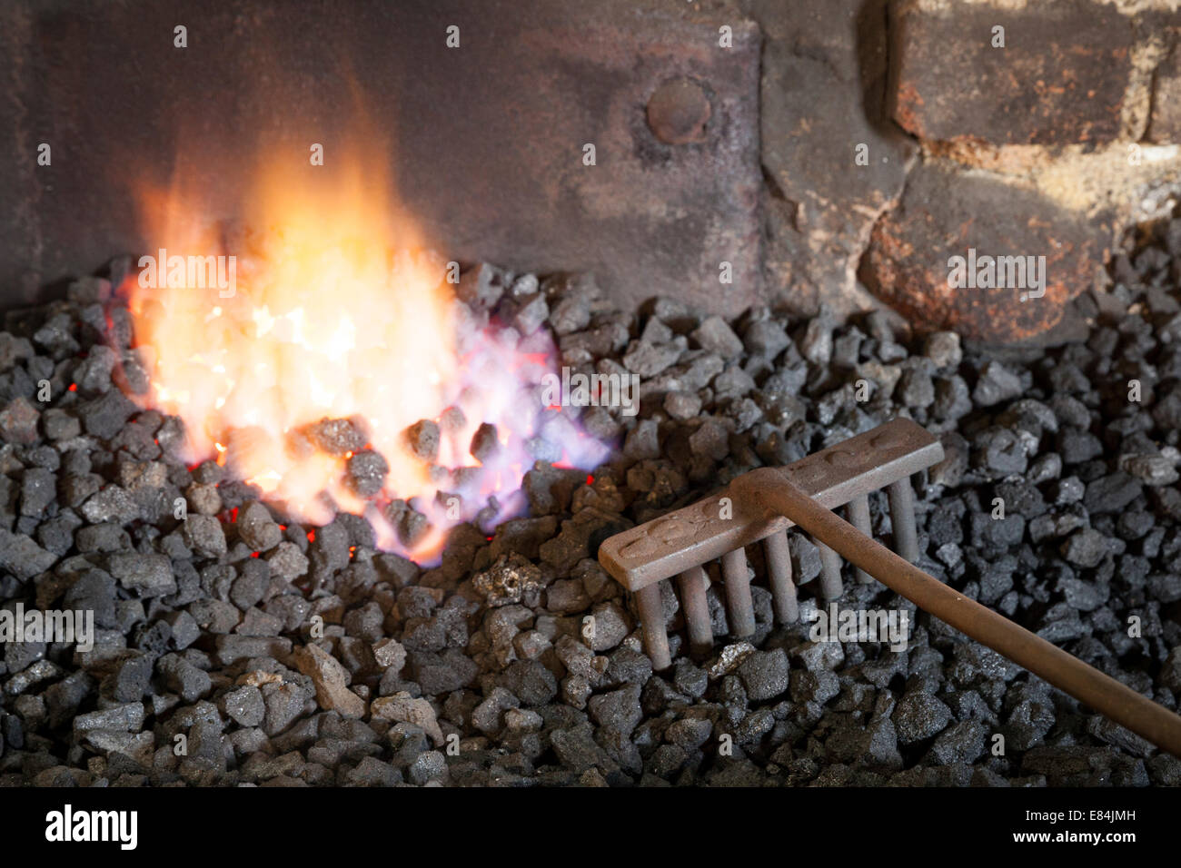 Tradizionale del fabbro / fuoco forge /carboni, Moretonhampstead, Dartmoor Devon Foto Stock