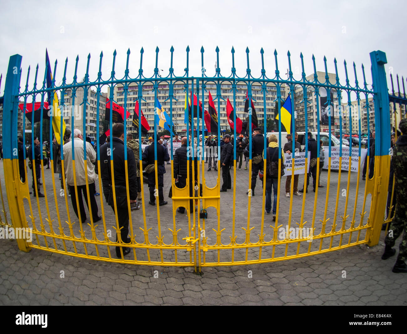 L'Ucraina. 30 Settembre, 2014. Un po' incontro dei nazionalisti. -- Vicino all'ingresso della CEC ha protestato nazionalisti ucraini nell'ultimo giorno di registrazione dei candidati per i deputati della Verkhovna Rada di Ucraina Ukranskih nazionalisti del Congresso ha inviato alla Commissione elettorale centrale di documenti per 101 candidati per i deputati, registrati solo 4 persone. I manifestanti hanno portato con loro gli pneumatici per auto come un simbolo del popolo della mia ira. Tuttavia, i pneumatici sono stati la decorazione solo un piccolo rally. Credito: Igor Golovnov/Alamy Live News Foto Stock