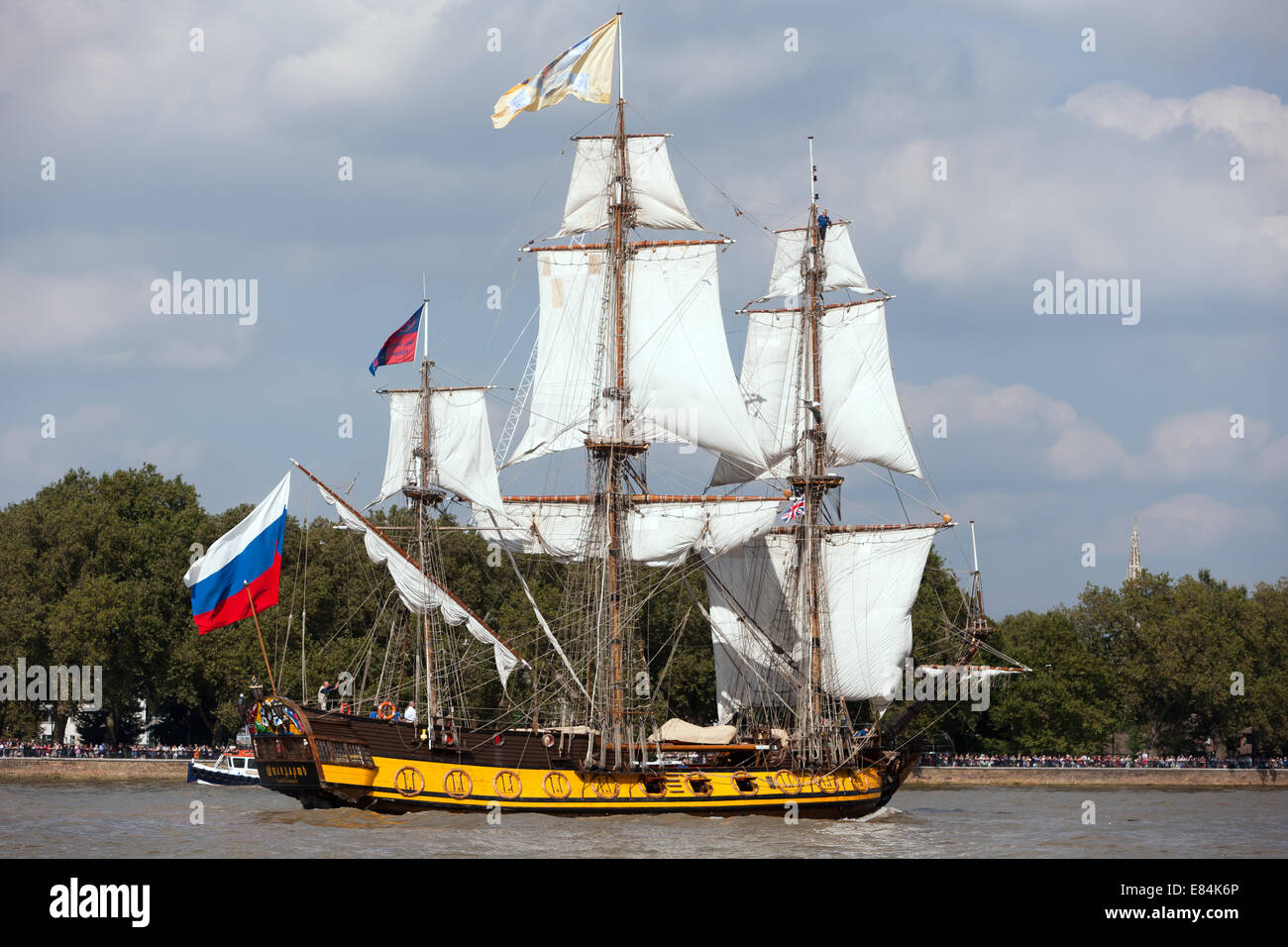 Il Shtandart,una replica di un 1703 marina russa ammiraglia, prendendo parte alla parata di vendita, durante il Festival dei Velieri. Foto Stock