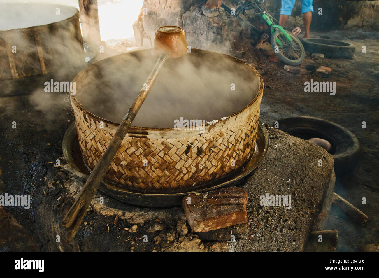 Sugar Palm facendo/ fabbrica in Banyuwangi Sukamade vicino Oriente, Java, Indonesia Foto Stock
