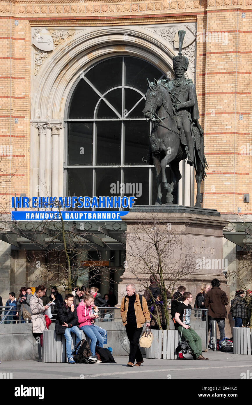 Hannover, Germania, Ernst-August-monumento di fronte alla principale stazione ferroviaria Foto Stock