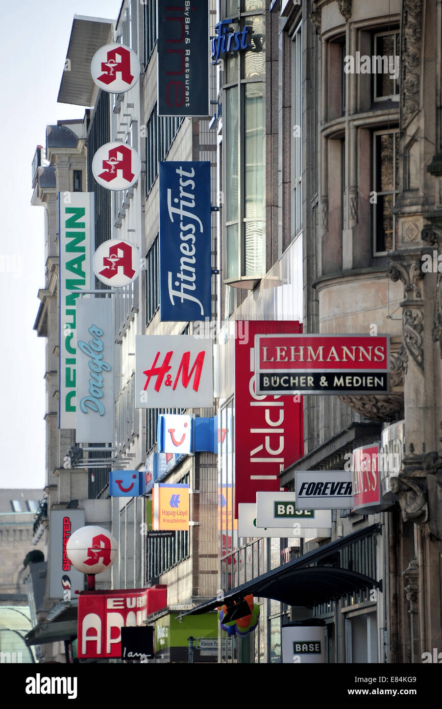 Hannover, Germania, cartelli pubblicitari sulle facciate di edifici nel centro cittadino Foto Stock