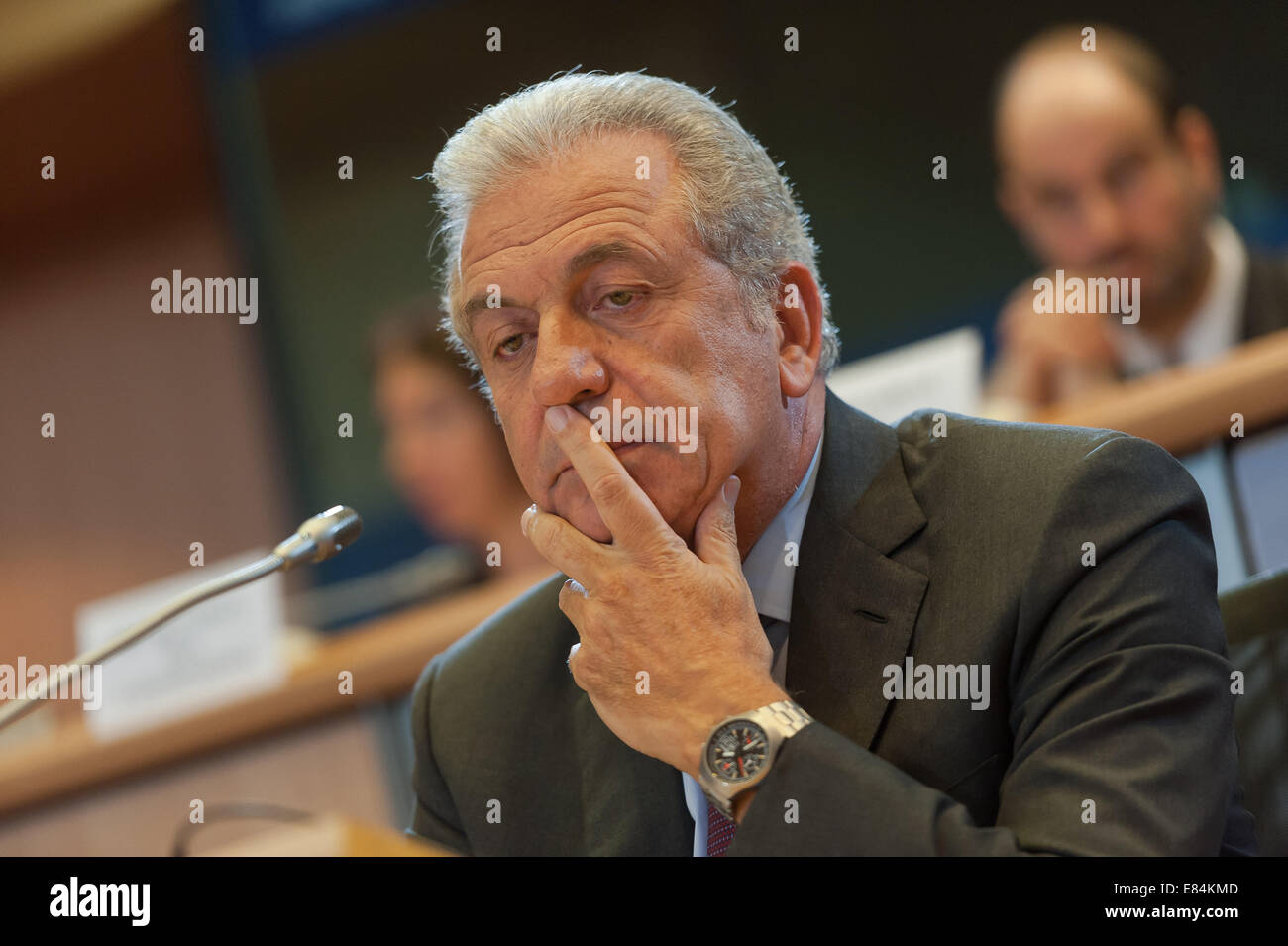 Bruxelles, Belgio. 30 settembre 2014. Il Commissario europeo per gli interni Dimitris Avrampopoulos interviene durante un'audizione al Parlamento europeo a Bruxelles, in Belgio, il 30 settembre 2014. Avramopoulos ha affermato che è necessario che davanti ai parlamentari europei siano chiare norme in materia di asilo, misure contro l'immigrazione clandestina e i trafficanti, nonché maggiori possibilità per gli immigrati legali. Foto: FKPH/dpa/Alamy Live News Foto Stock