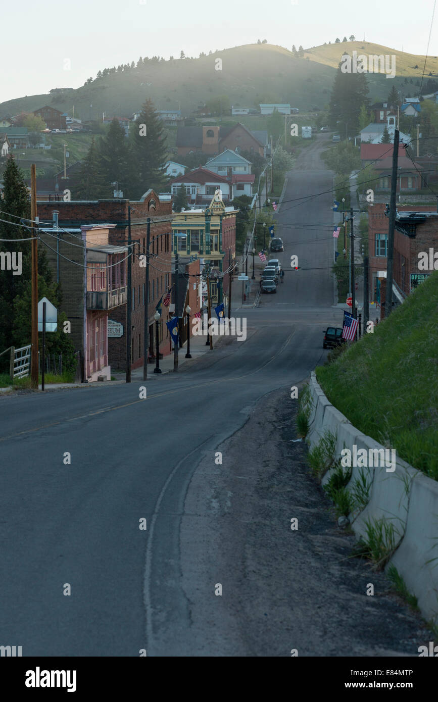 Sansome Street scende in e quindi sorge fuori di Philipsburg, Montana. Foto Stock