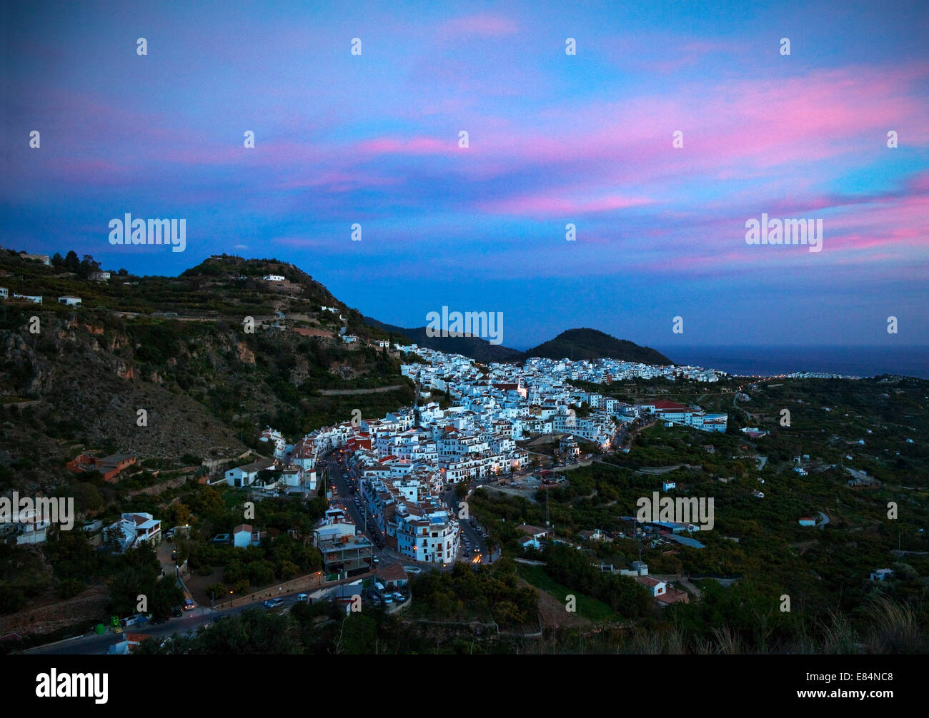 Antenna vista al tramonto di Frigiliana, Costa del Sol, provincia di Malaga, Andalusia, Spagna Foto Stock