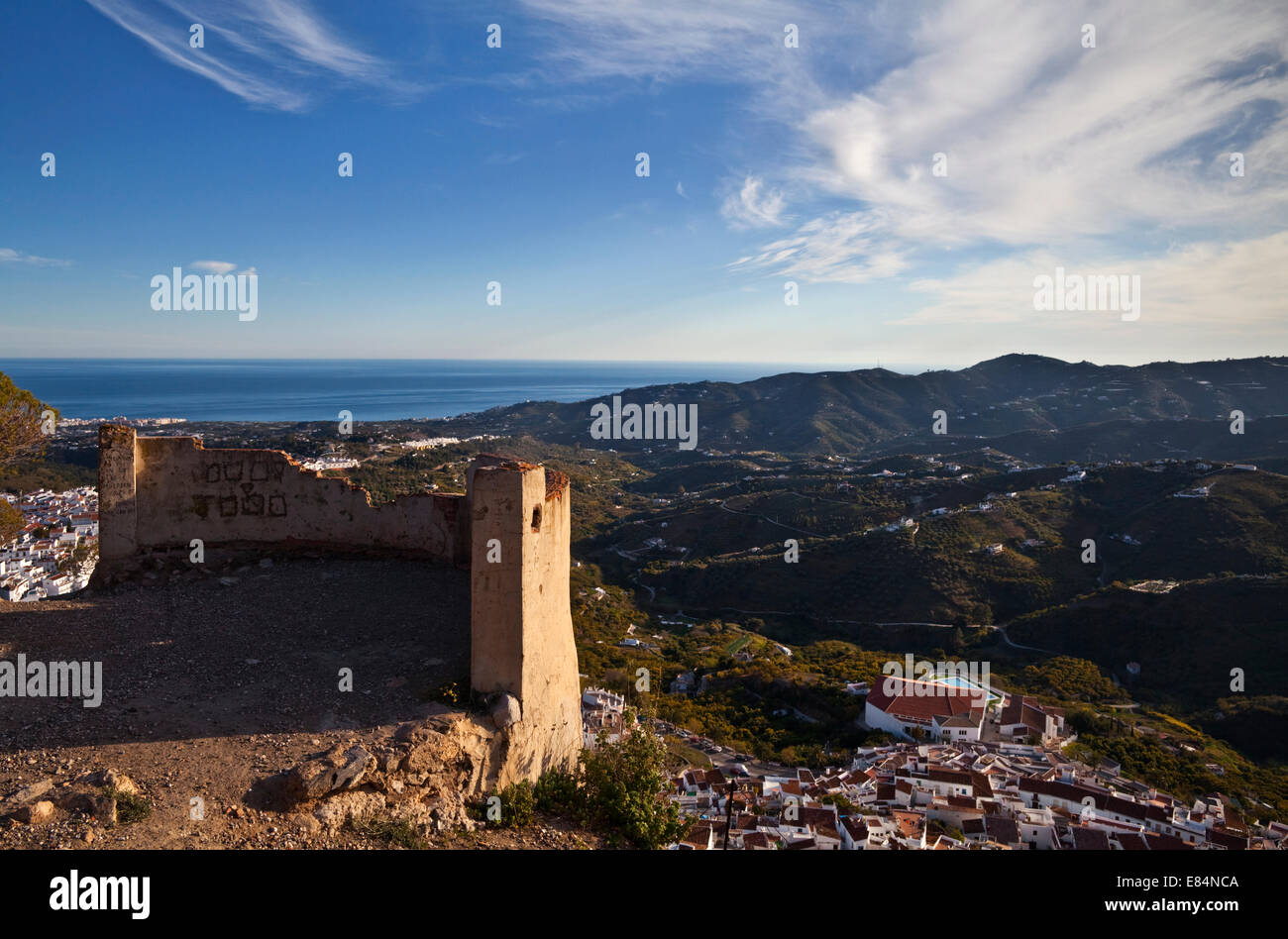 Frigiliana da El Fuerte de Frigiliana, e da Nerja, Costa del Sol, Provincia di Malaga, Andalusia, Spagna Foto Stock