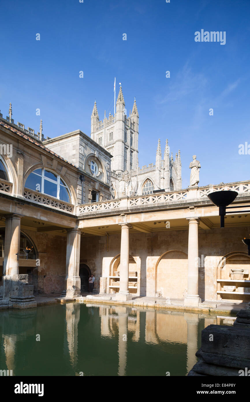 Regno Unito, bagno, interno del bagno romano con bagno nella cattedrale di sfondo. Foto Stock