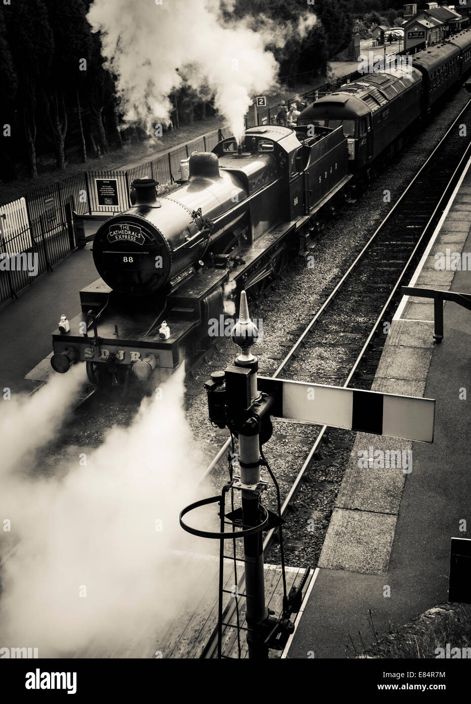 Un treno a vapore tirando fuori dei Vescovi Lydeard stazione, West Somerset railway. Foto Stock