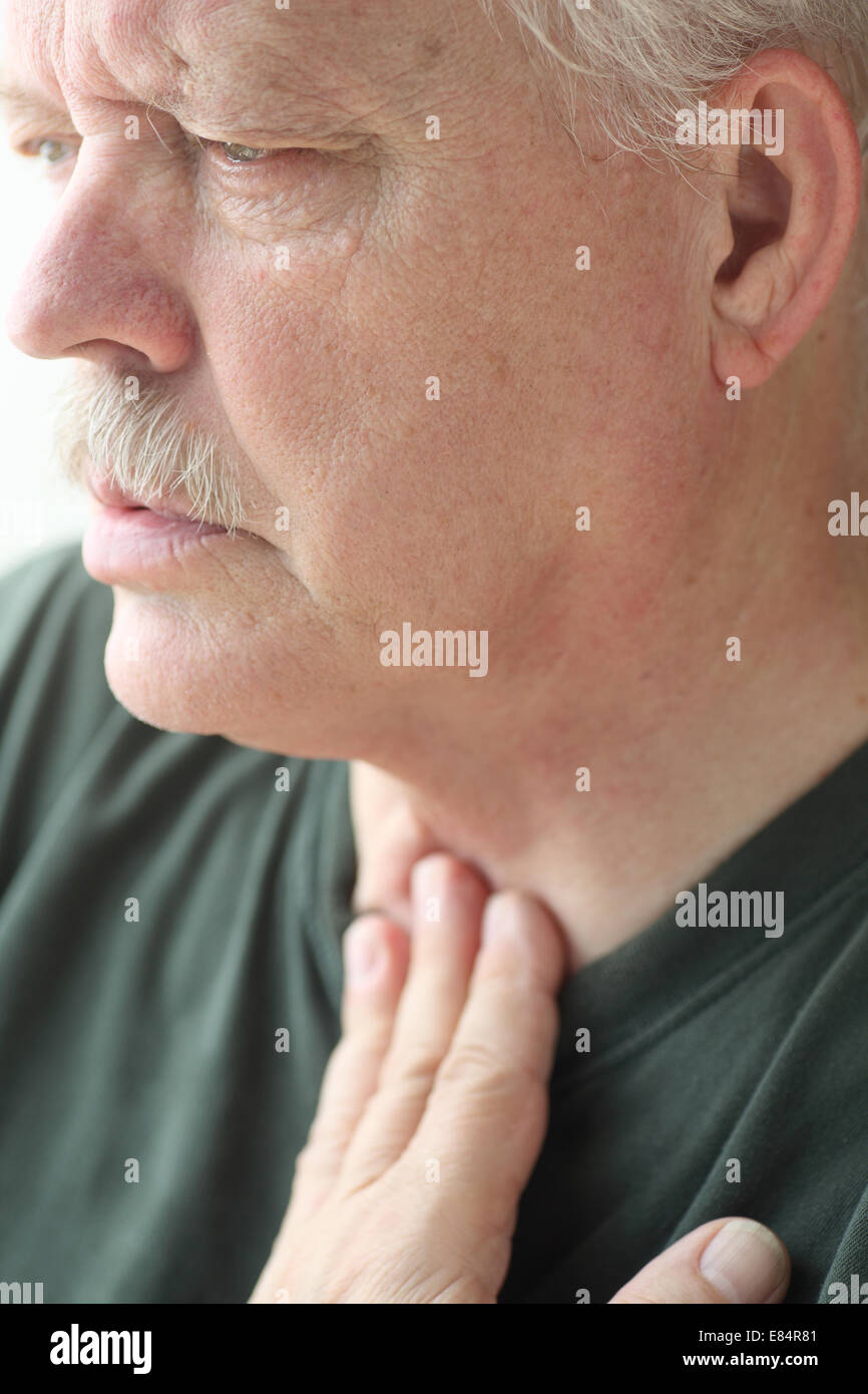 Senior l'uomo sperimenta la difficoltà di respirazione. Foto Stock