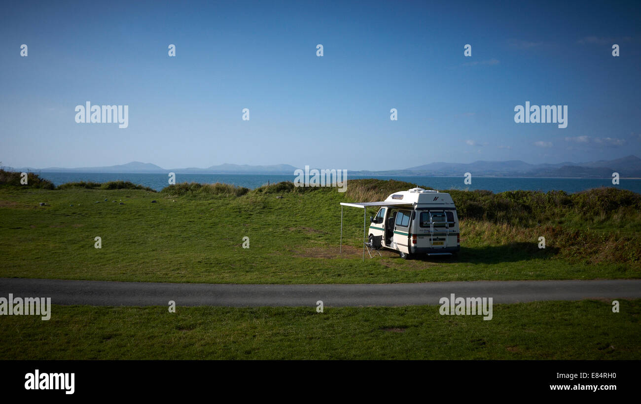 Camper sulla Shell campeggio isola North Wales UK Foto Stock