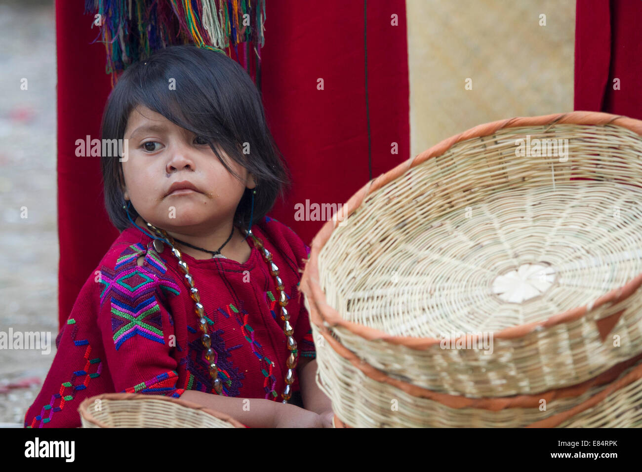 Ragazza indigeni in abito tradizionale con cestello, viaggio in Guatemala Foto Stock