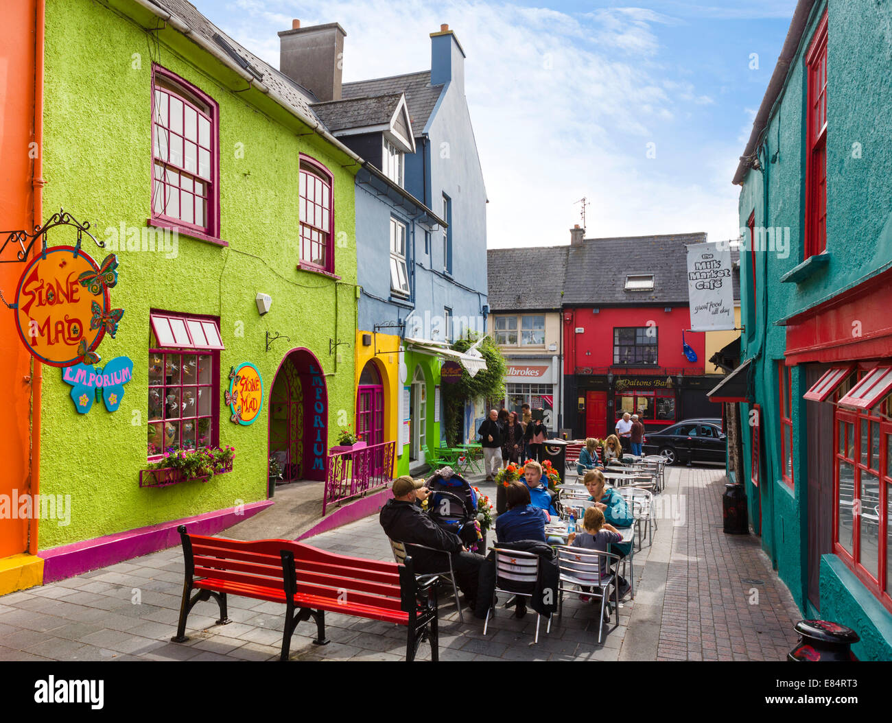 Cafe e negozi in Newman Mall nel centro della città, Kinsale, County Cork, Repubblica di Irlanda Foto Stock