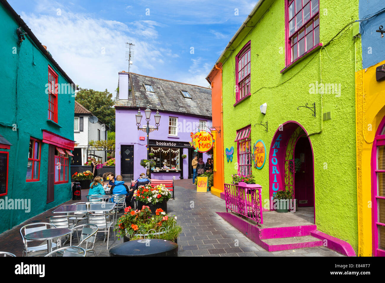 Cafe e negozi in Newman Mall nel centro della città, Kinsale, County Cork, Repubblica di Irlanda Foto Stock