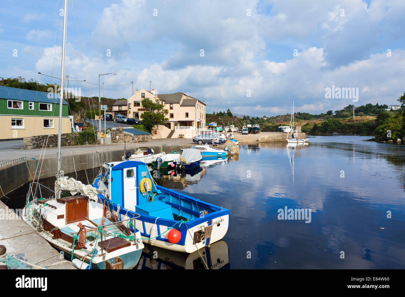 Il piccolo e pittoresco porto di Bunbeg con Bunbeg House hotel dietro, Gweedore, County Donegal, Repubblica di Irlanda Foto Stock