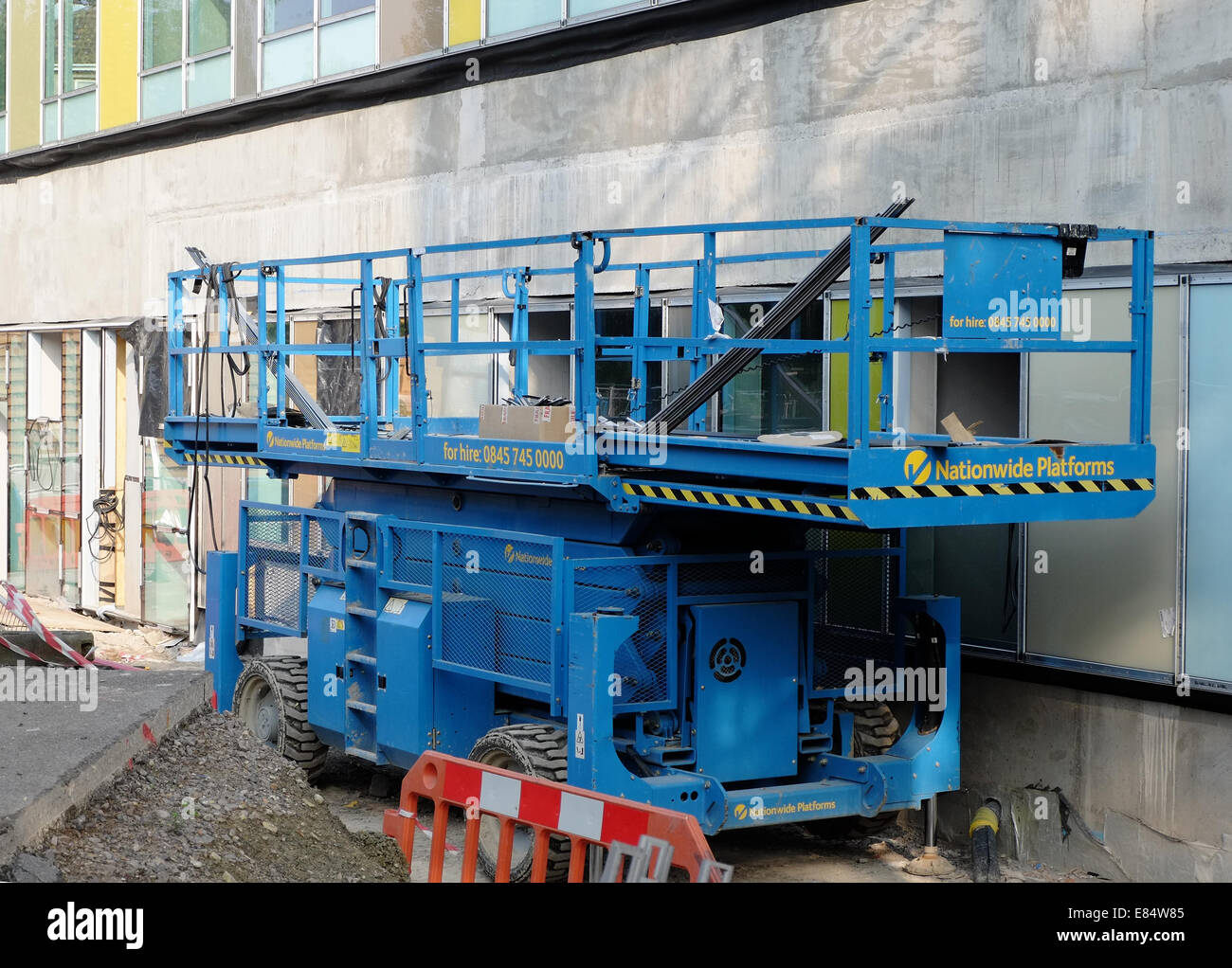 Settembre 2014 piattaforma di lavoro mobile elevatrice ( MEWP ) accanto ad un nuovo progetto di costruzione Foto Stock