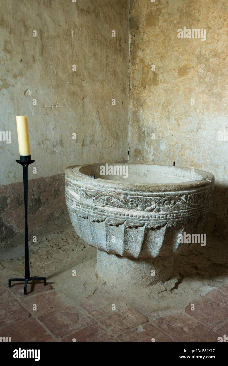 Roamnesce fonte battesimale del whit della candela in Calatanazor, Soria. Foto Stock