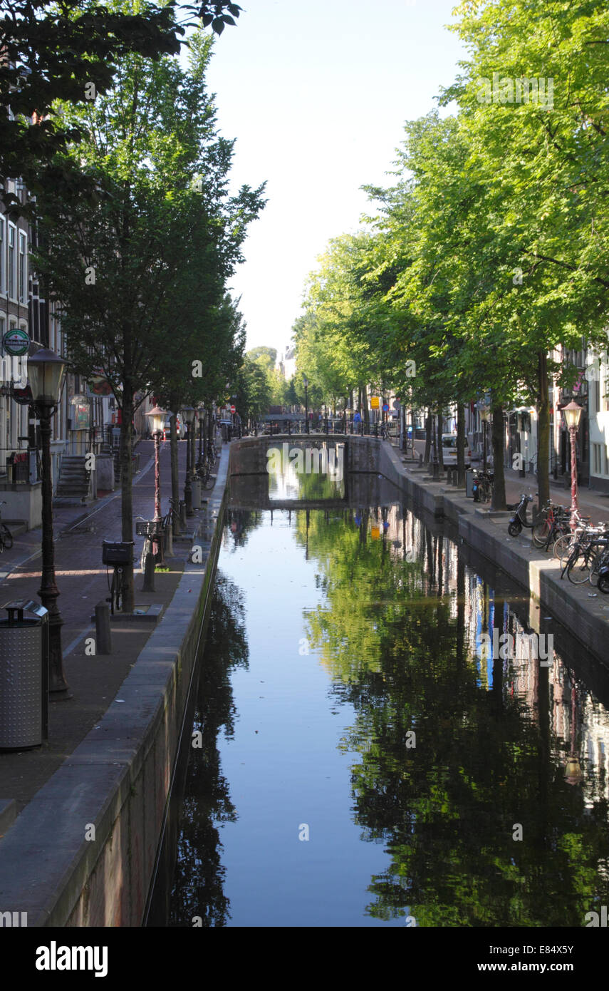 Oudezijds Achterburgwal Canal Amsterdam Olanda Foto Stock
