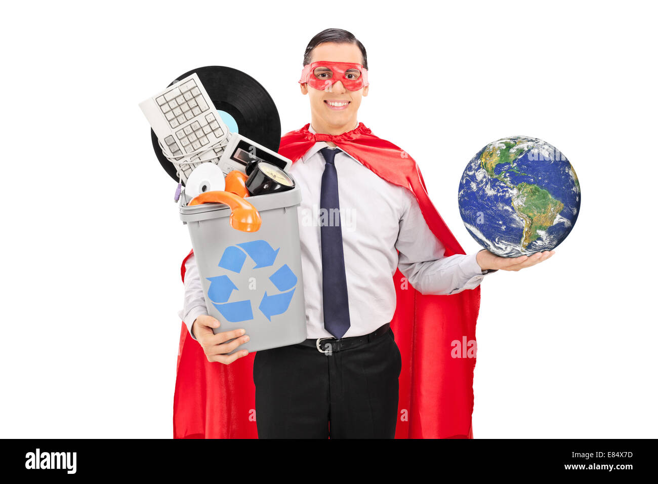 Il supereroe che tiene il mondo e un cestino pieno di roba vecchia isolati su sfondo bianco Foto Stock