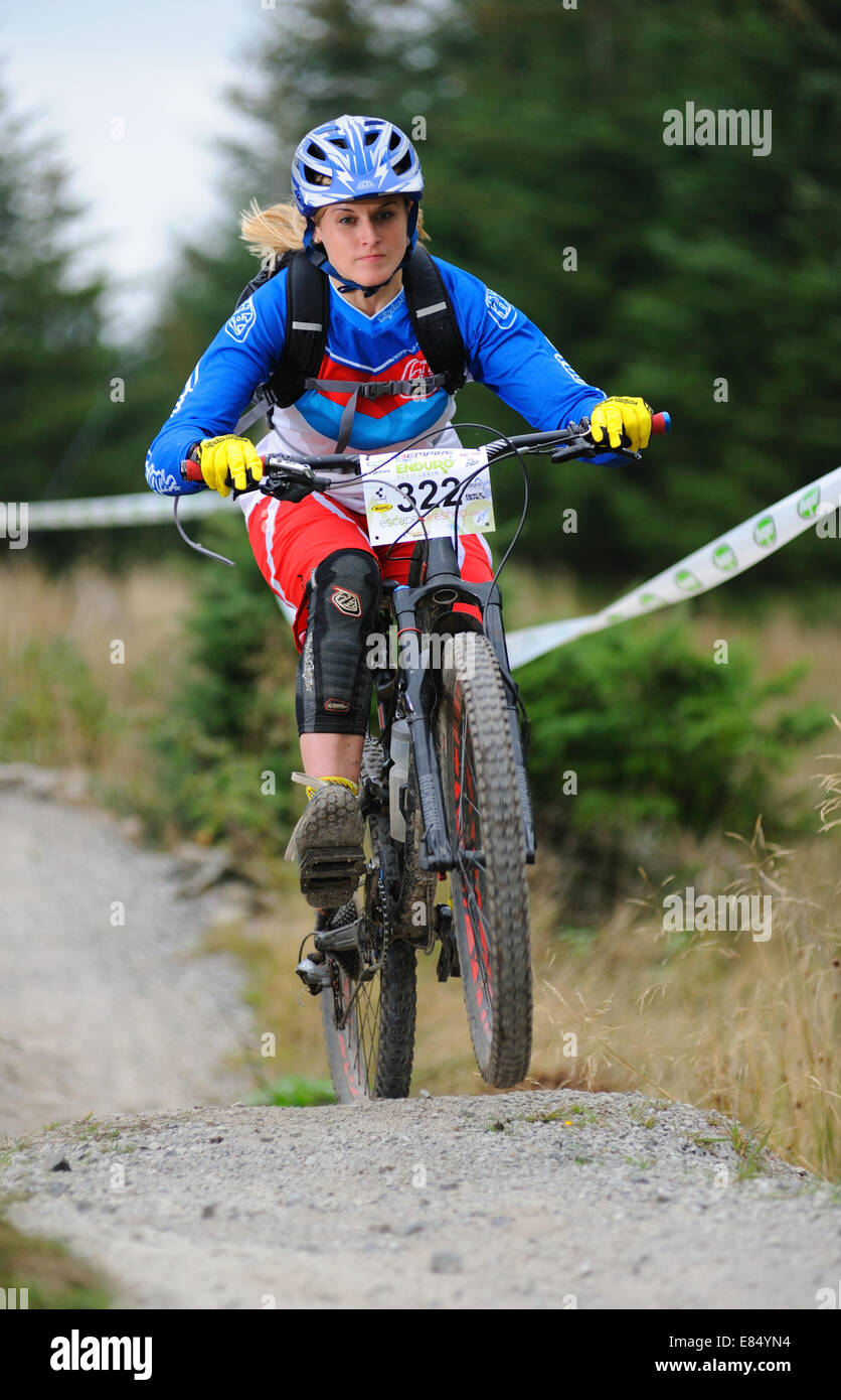 Lady mountain biker che partecipano a una gara di enduro Foto Stock
