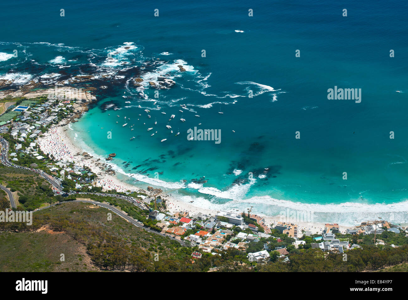 Vista delle quattro spiagge di Clifton su Città del Capo dalla costa atlantica. Foto Stock
