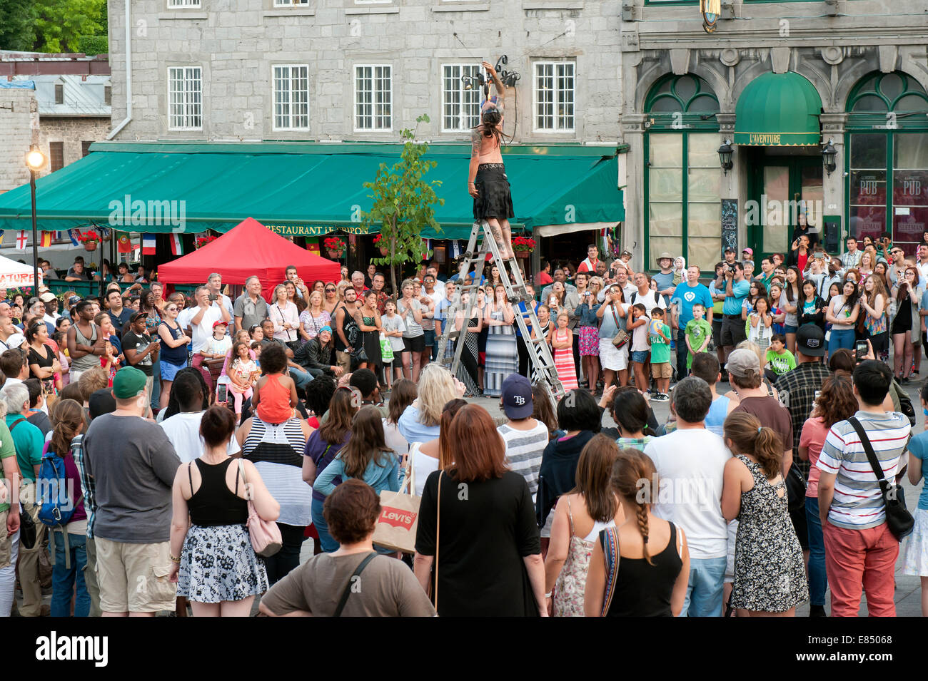La folla ha affascinato da un mangiatore di fuoco di eseguire sul posto Jacques Cartier nella vecchia Montreal, provincia del Québec in Canada. Foto Stock