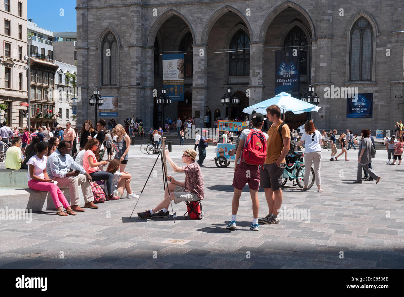 Artista disegno sulla posizione sulla Place d'Armes nella vecchia Montreal, provincia del Québec in Canada. Foto Stock
