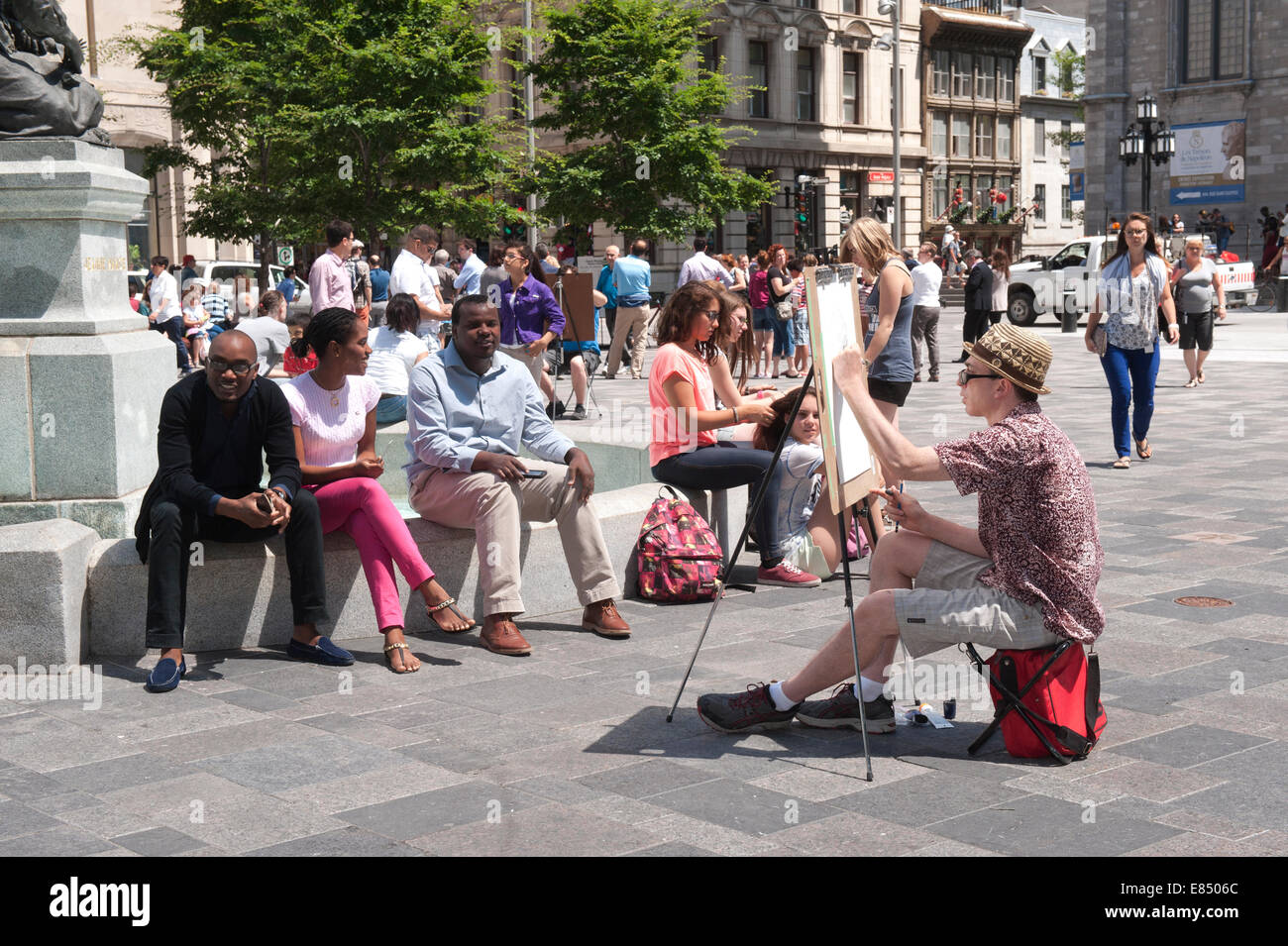 Artista disegno sulla posizione sulla Place d'Armes nella vecchia Montreal, provincia del Québec in Canada. Foto Stock