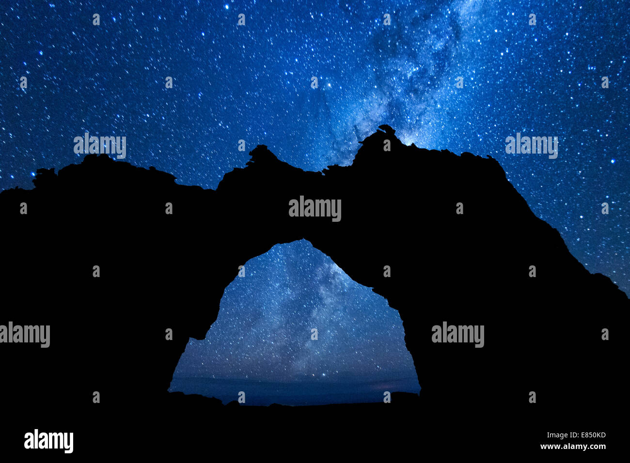 La Via Lattea si vede attraverso il profilo dell'arco Wolfberg in Cederberg montagne del Sud Africa. Foto Stock