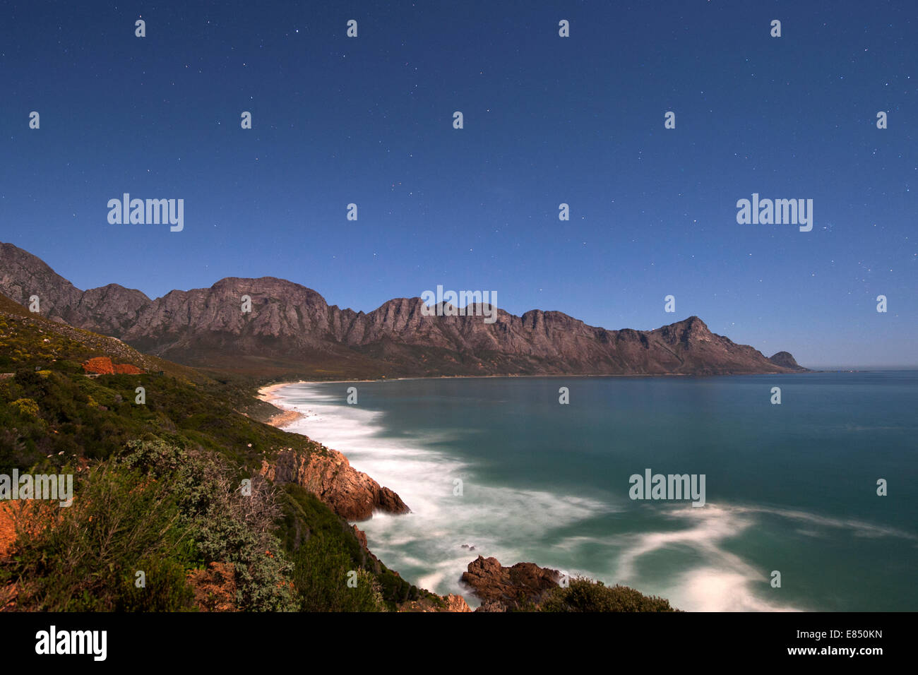 Vista del chiaro di luna di Kogel Bay vicino a Città del Capo in Sud Africa. Foto Stock