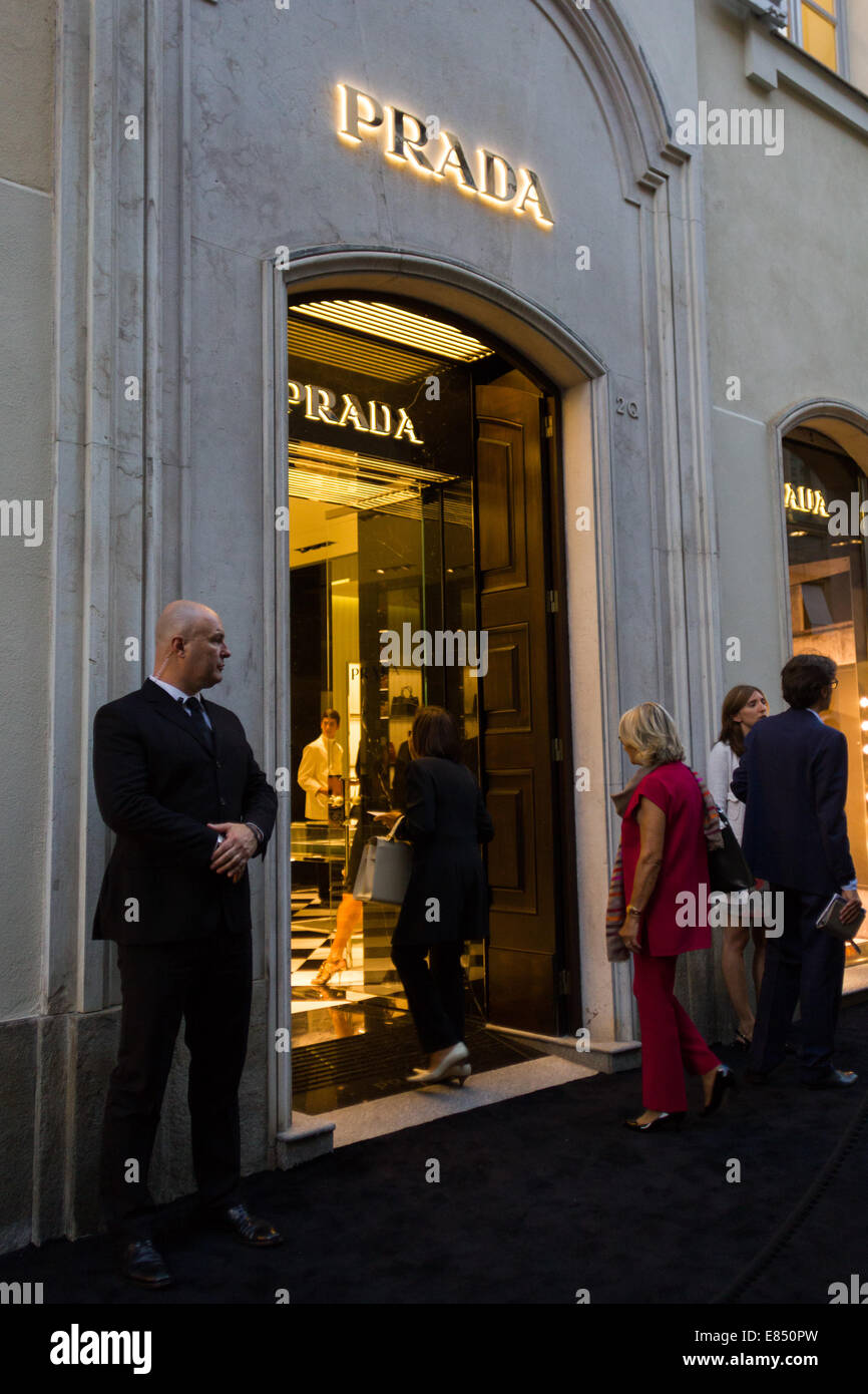 La gente visita l'inaugurazione del negozio Prada su Via Lagrange nel  centro di Torino. © Elena Aquila/Pacific Press/Alamy Live News Foto stock -  Alamy