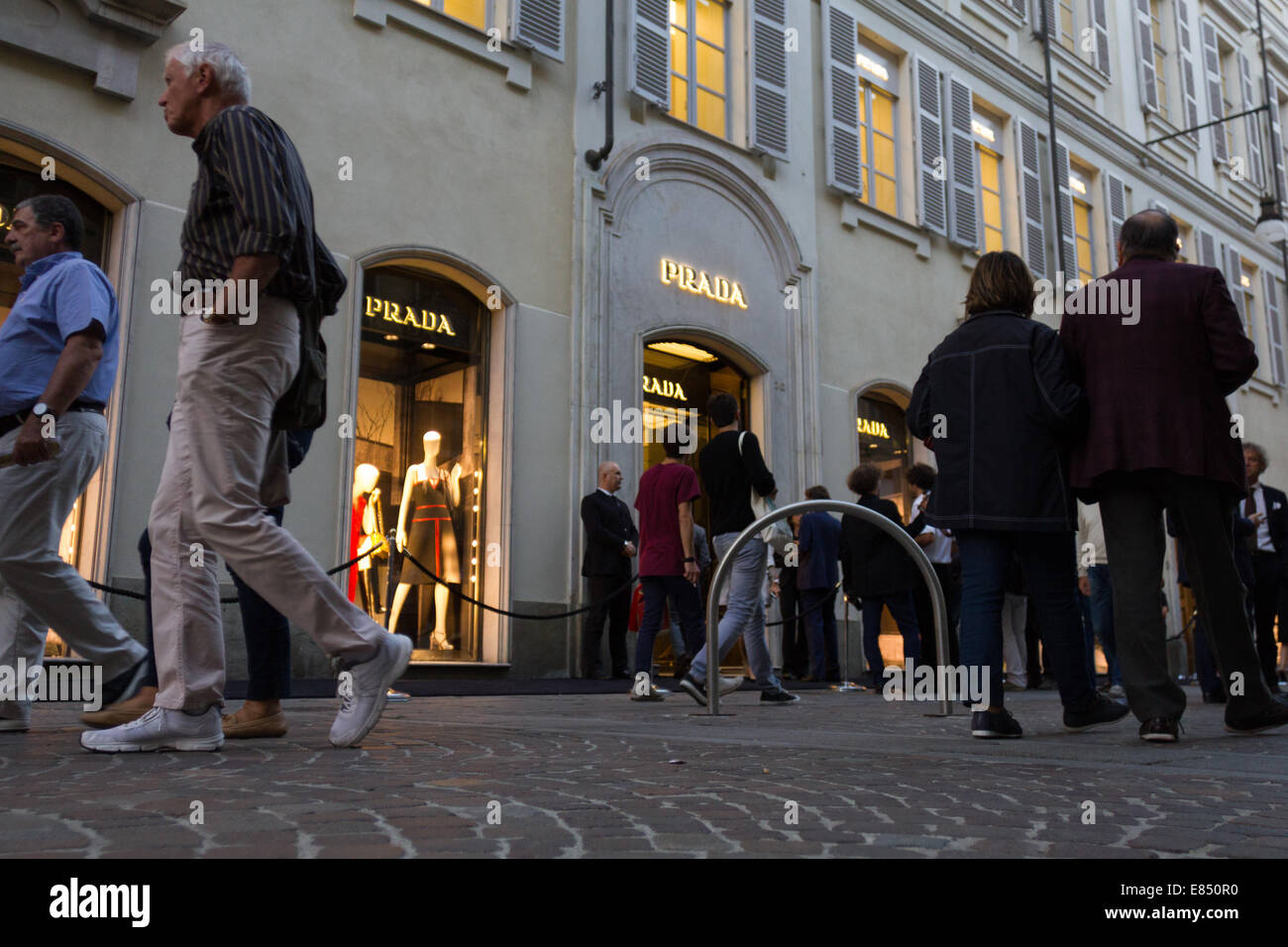 La gente visita l'inaugurazione del negozio Prada su Via Lagrange nel  centro di Torino. © Elena Aquila/Pacific Press/Alamy Live News Foto stock -  Alamy