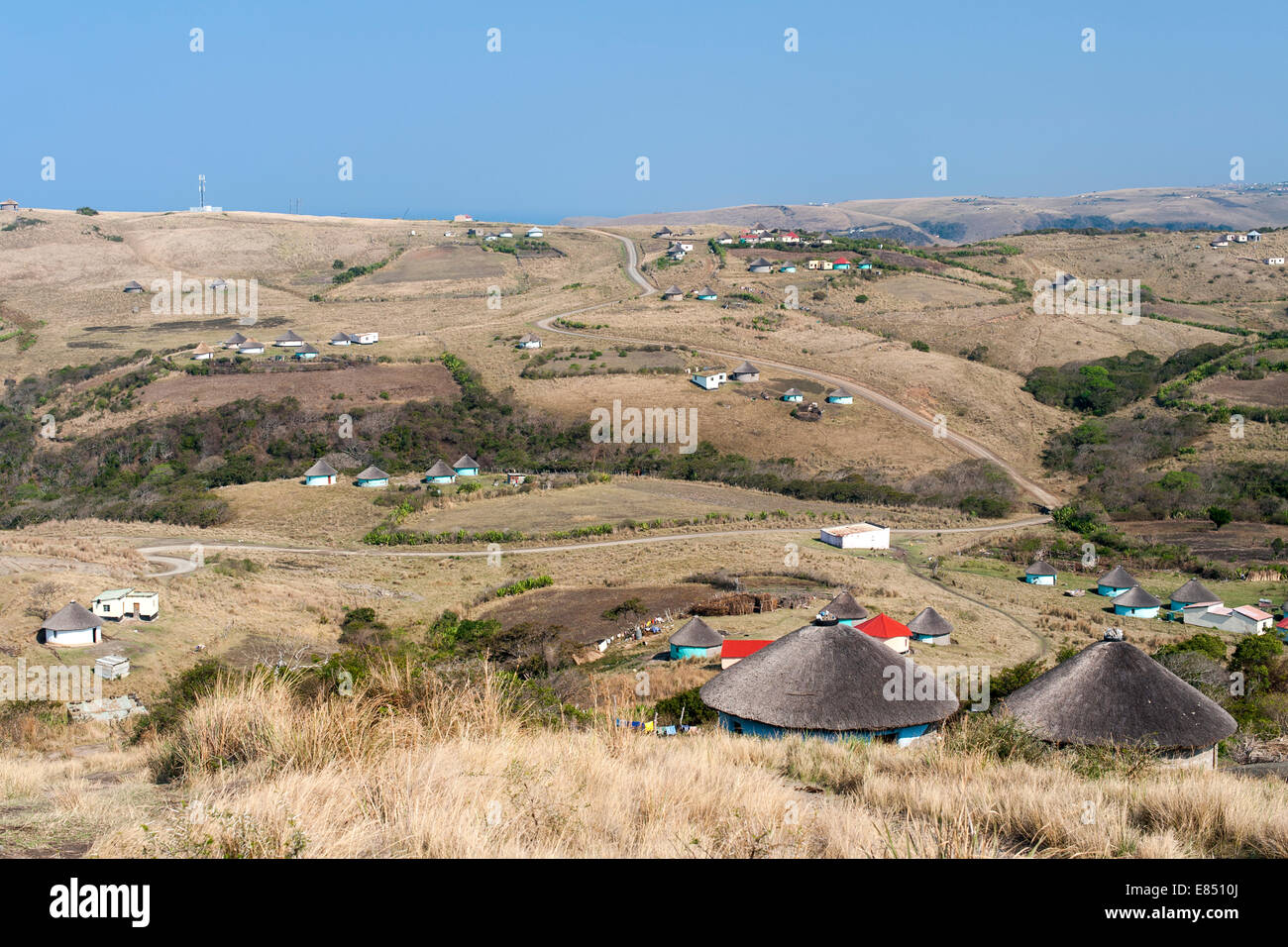 Xhosa capanne sulle colline vicino alla baia di caffè in Sud Africa orientale della provincia del Capo. Foto Stock