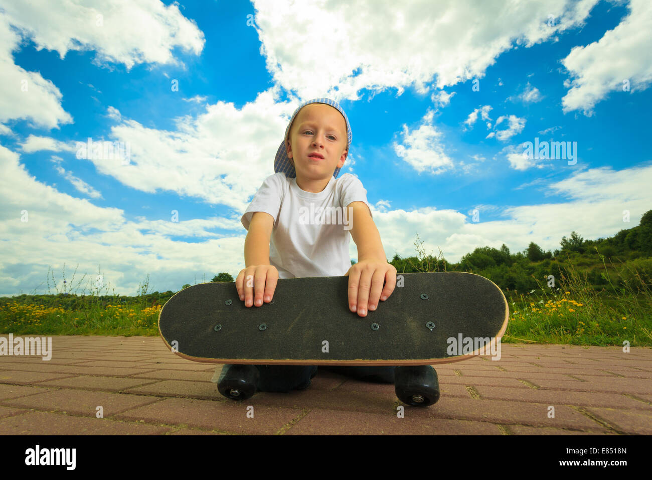 Infanzia attivo. Piccolo uomo lo skateboard. Skater boy bambino kid con il  suo skateboard. All'esterno Foto stock - Alamy