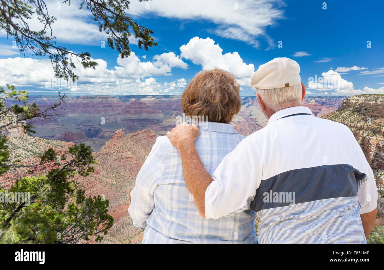 Felice, abbracciando coppia Senior guardando verso il Grand Canyon. Foto Stock