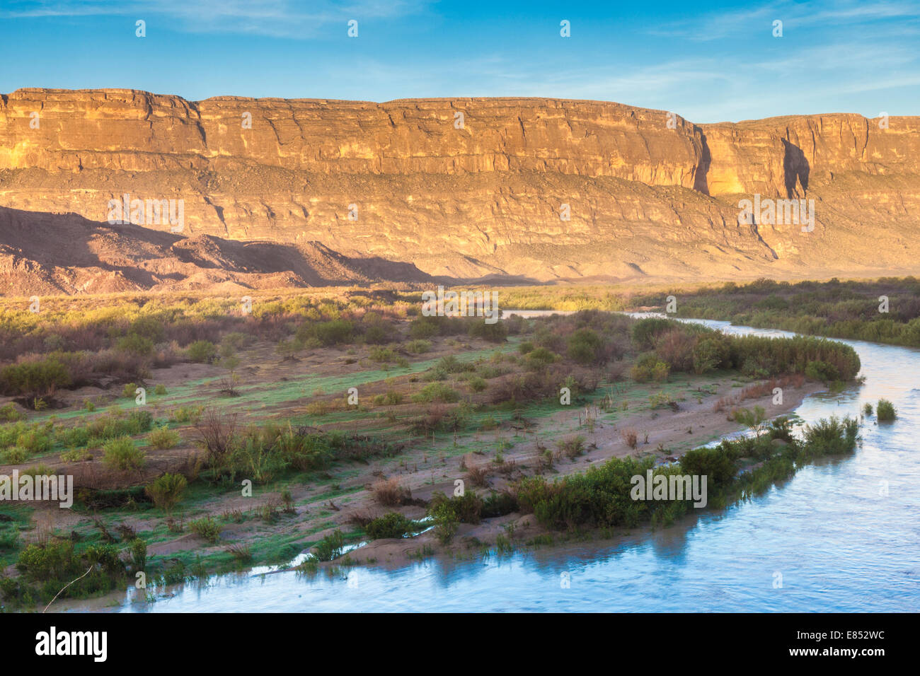 La mattina presto luce sul fiume Rio Grande a Santa Elena Canyon nel Parco nazionale di Big Bend. Foto Stock