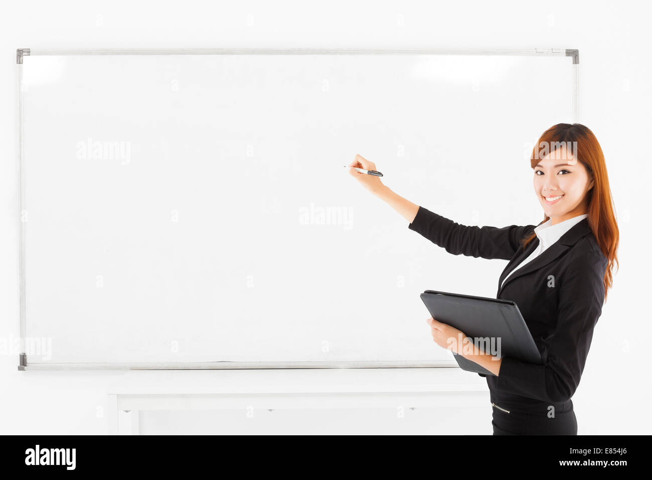 Asian sorridente donna d'affari di insegnamento con un bordo bianco.isolato su bianco backgroun Foto Stock