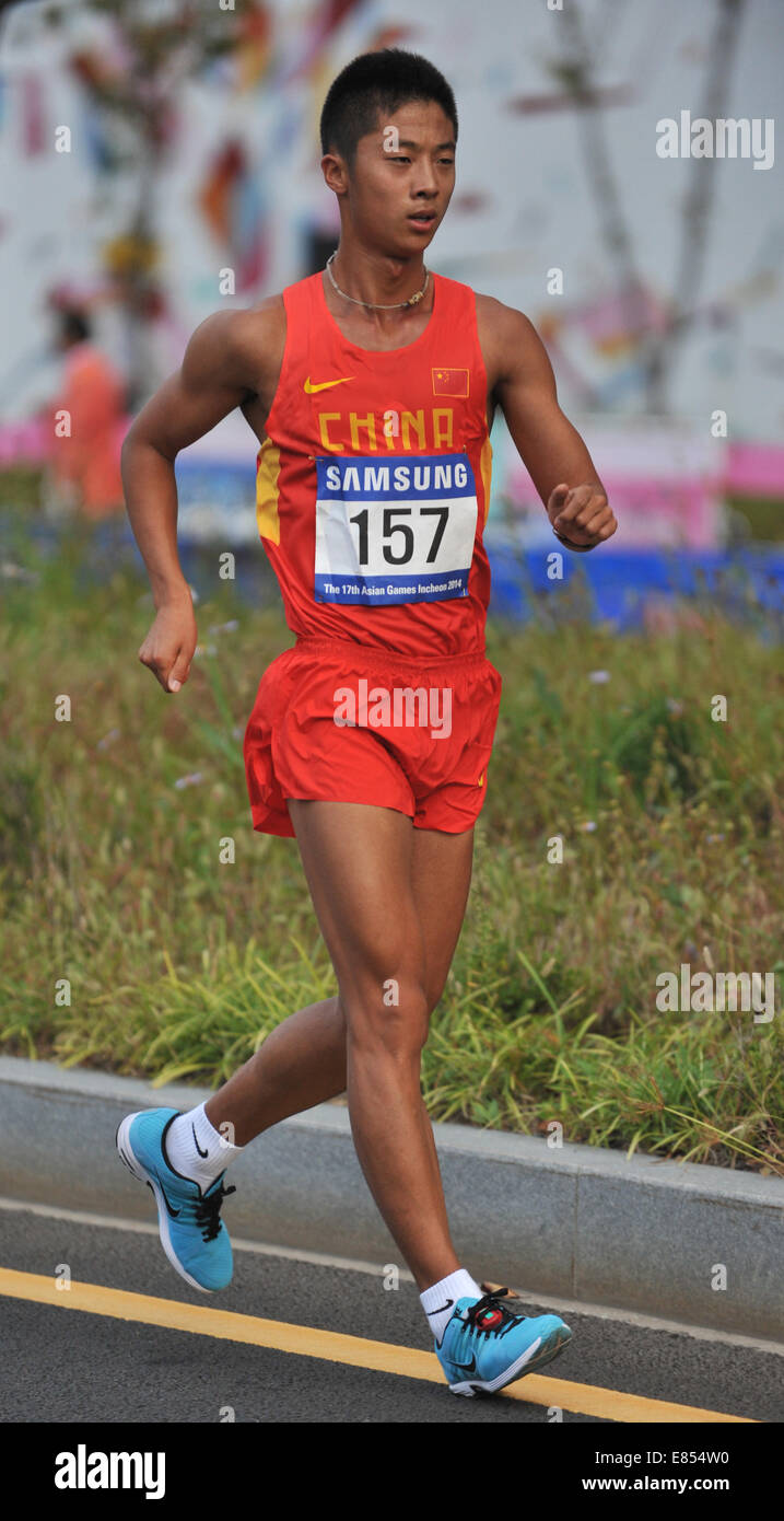 Incheon, Corea del Sud. 01 ott 2014. Zhang Lin della Cina compete durante gli uomini 50km di corsa a piedi di atletica a XVII Giochi Asiatici in Incheon, Corea del Sud, Ottobre 01, 2014. Zhang Lin ha ottenuto il sesto posto. © Xie Haining/Xinhua/Alamy Live News Foto Stock