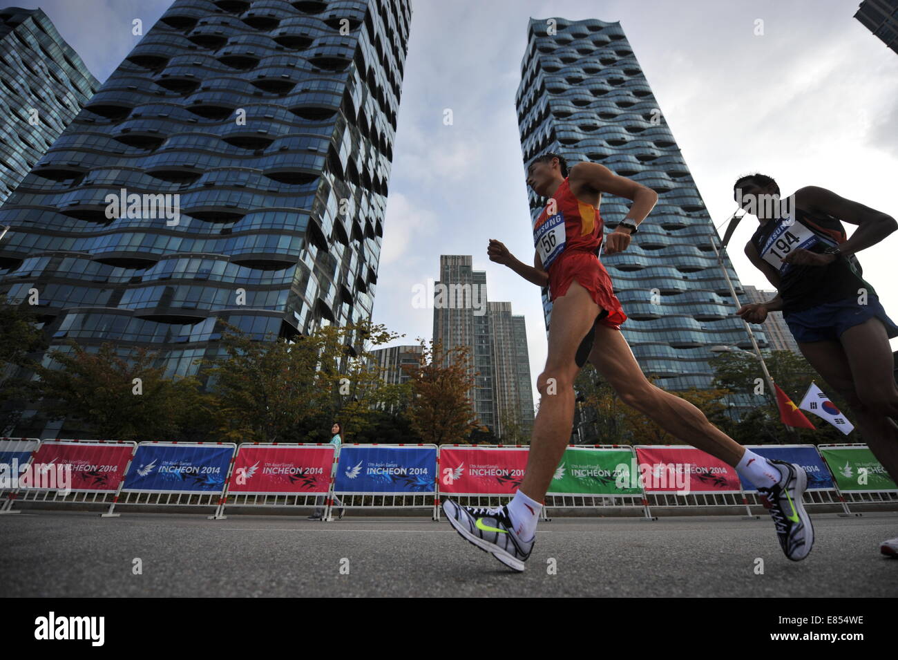 Incheon, Corea del Sud. 01 ott 2014. Wang Zhendong della Cina compete durante gli uomini 50km di corsa a piedi di atletica a XVII Giochi Asiatici in Incheon, Corea del Sud, Ottobre 01, 2014. Wang Zhendong ha ottenuto la medaglia di bronzo con 3 ore e 50 minuti e 52 secondi. © Xie Haining/Xinhua/Alamy Live News Foto Stock