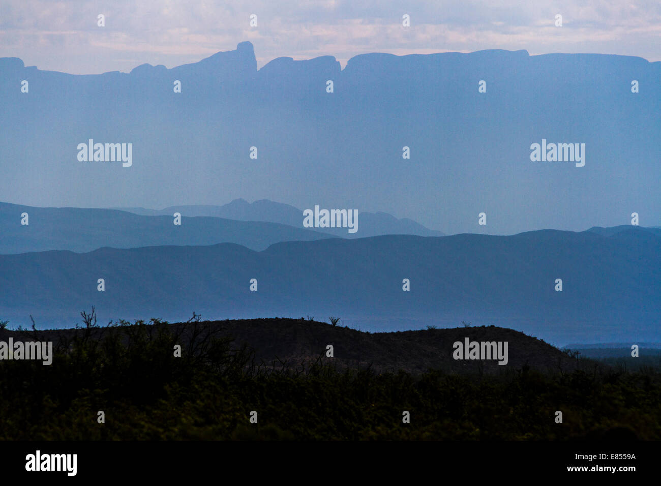 Strati di Sierra del Carmen montagne del Messico, visto dal parco nazionale di Big Bend in Texas, creare un pattern astratti. Foto Stock