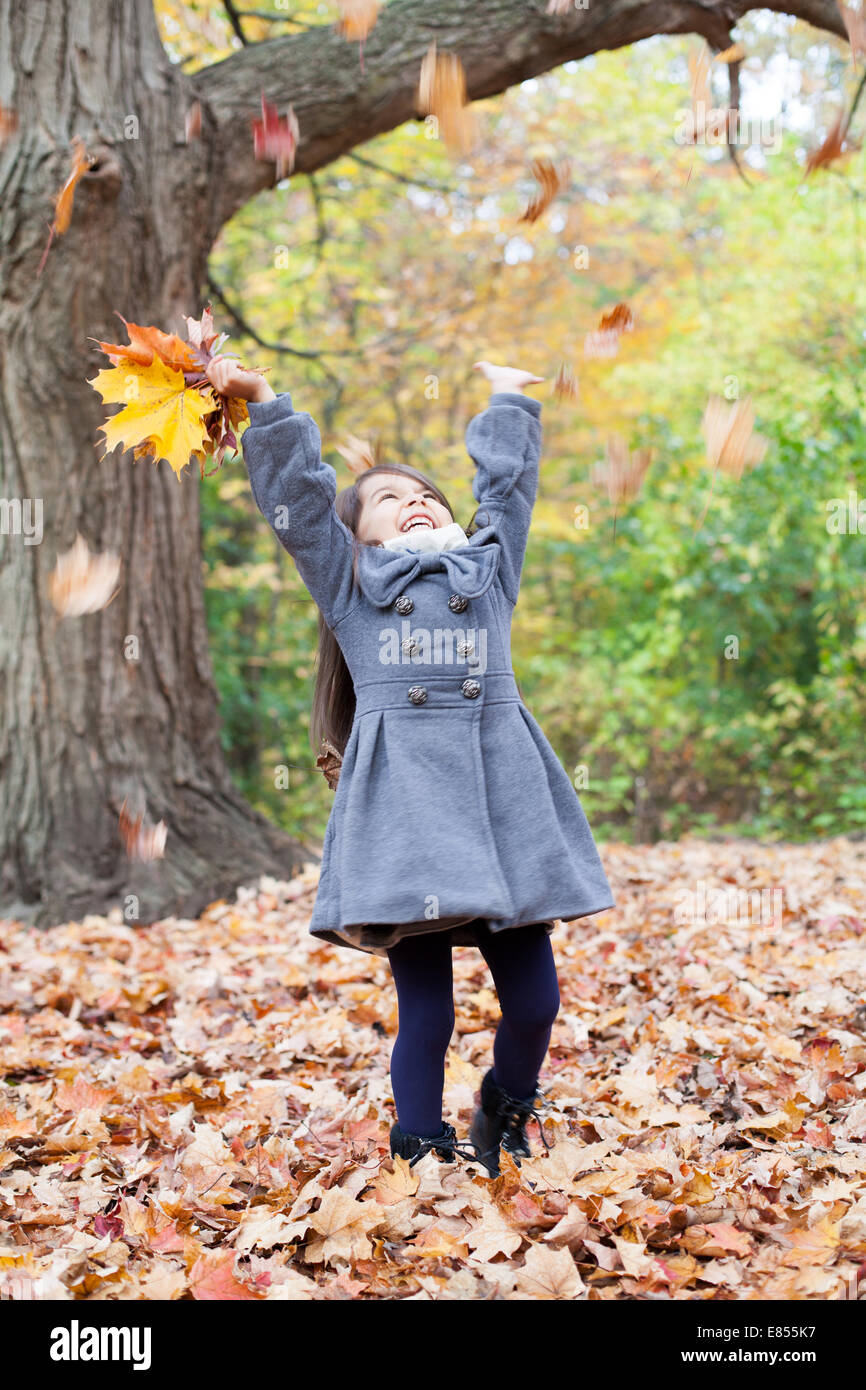 Bambina in autunno park Foto Stock