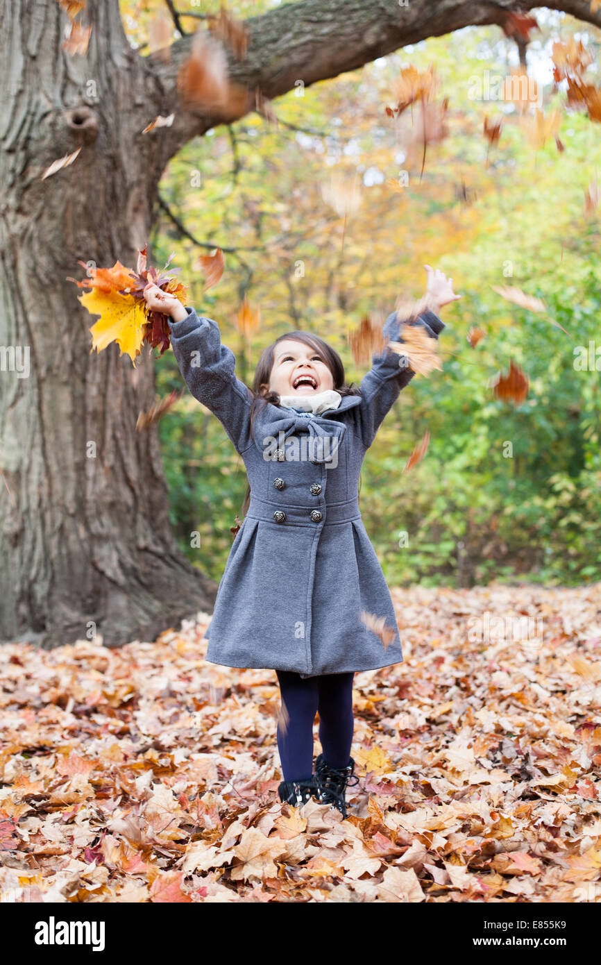 Bambina in autunno park Foto Stock