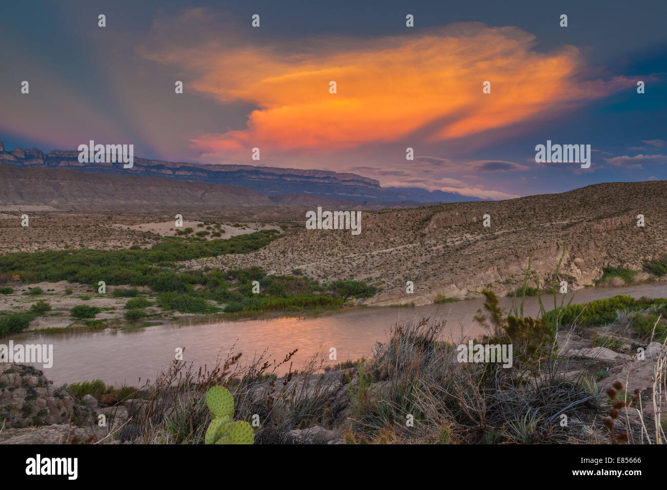 Sunset riflettente nel fiume Rio Grande in Boquillas Canyon con lo sfondo della Sierra del Carmen montagne del Messico. Foto Stock
