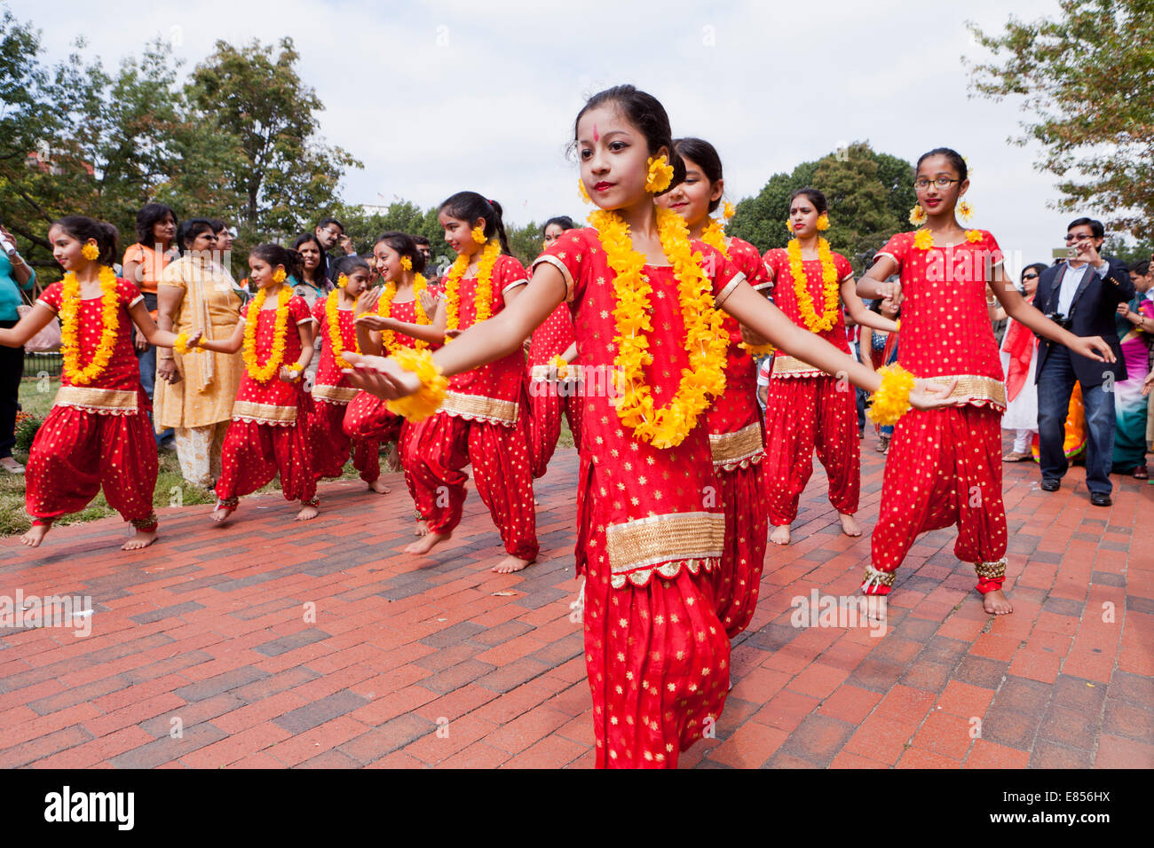 Musica classica indiana Odissi performance di danza da ragazze alla manifestazione culturale - USA Foto Stock