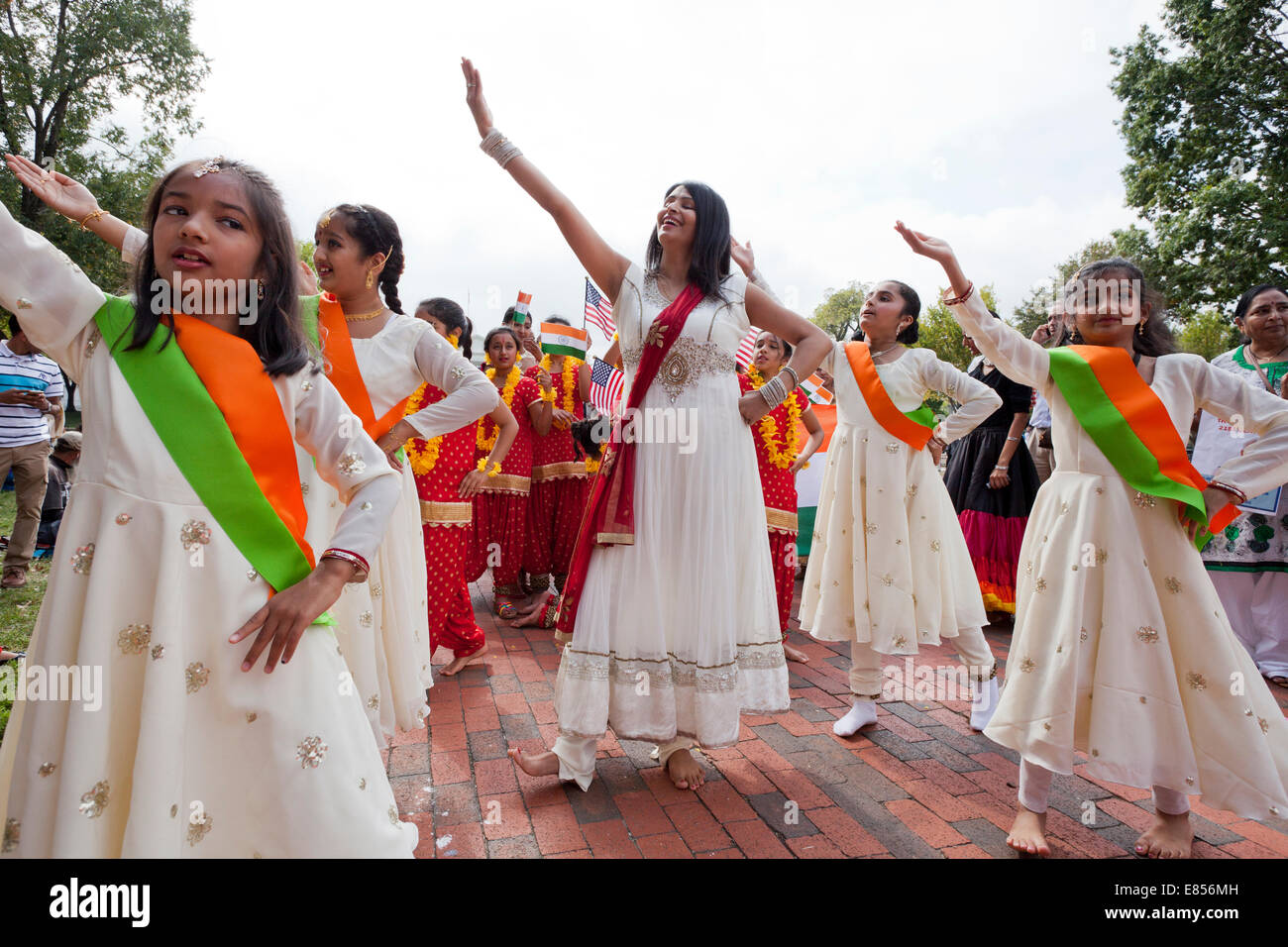 Donna indiana e le ragazze di eseguire Bhangra, un Punjabi folk dance Foto Stock